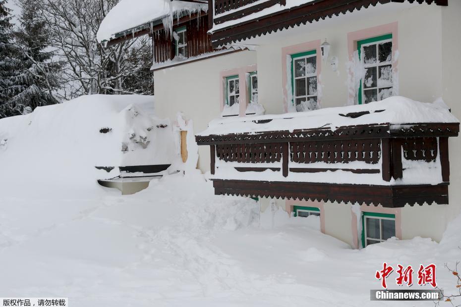 歐洲多地遭暴雪襲擊 房屋被埋積雪成災(zāi)