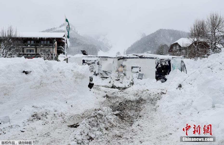 歐洲多地遭暴雪襲擊 房屋被埋積雪成災(zāi)