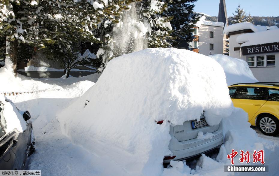 歐洲多地遭暴雪襲擊 房屋被埋積雪成災