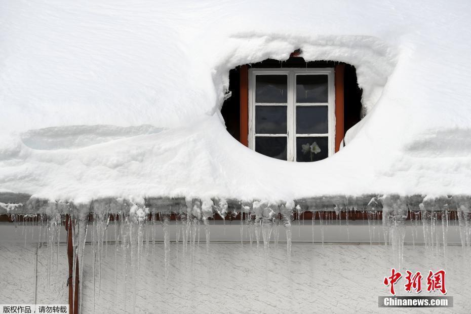 歐洲多地遭暴雪襲擊 房屋被埋積雪成災(zāi)