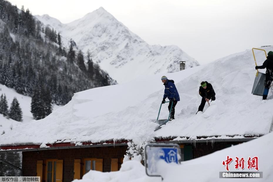 歐洲多地遭暴雪襲擊 房屋被埋積雪成災(zāi)