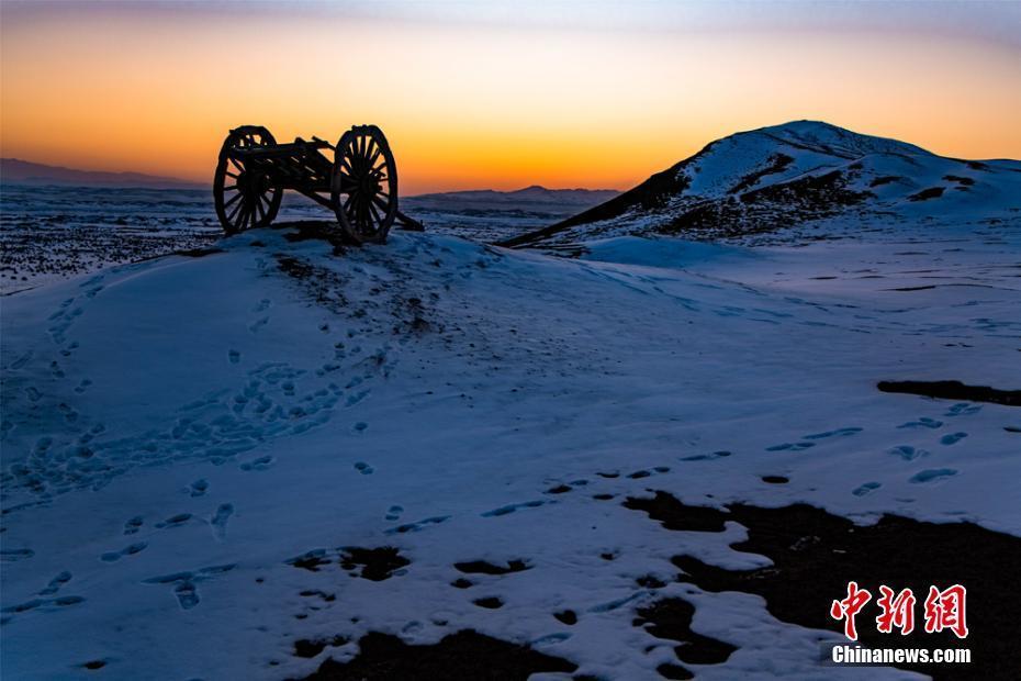 夕陽明月映照“雪色”敦煌古陽關