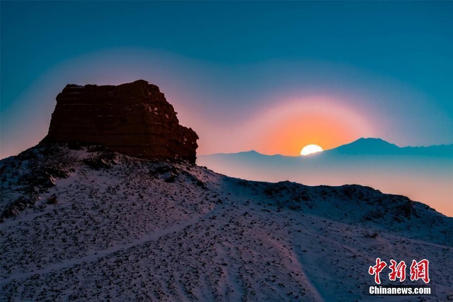 夕陽明月映照“雪色”敦煌古陽關(guān)