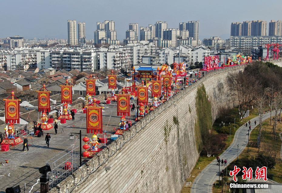 南京650余歲明城墻上扎彩燈迎新春