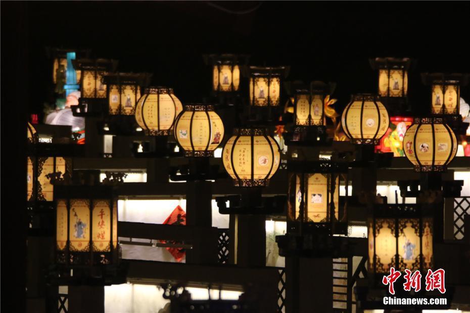 甘肅堿灘古城村九曲黃河燈陣亮燈迎新春