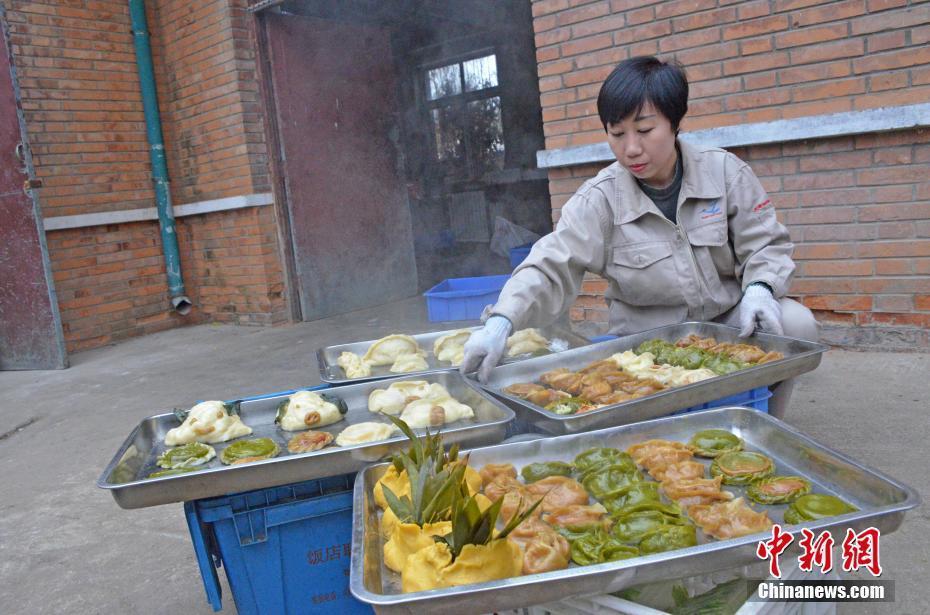 動物吃餃子慶新春