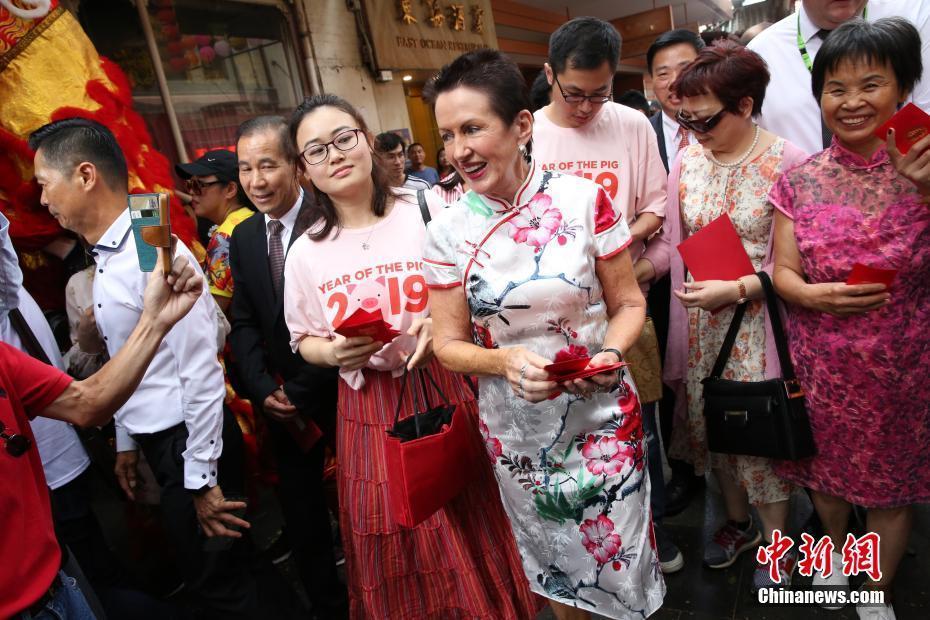 悉尼市長到唐人街拜年與游人共慶中國新年