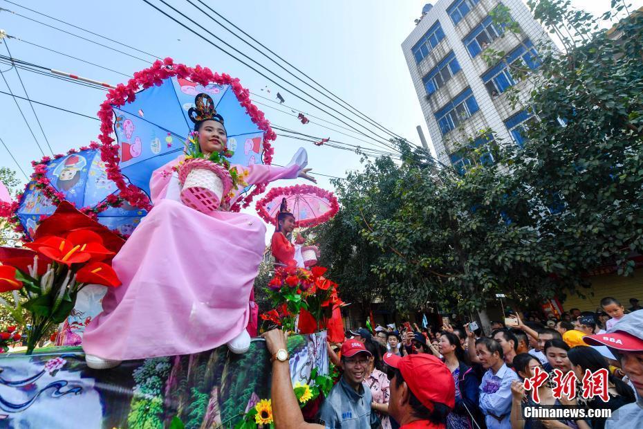 海南白馬井“拜年日” 迎神舞龍熱鬧如“初一”