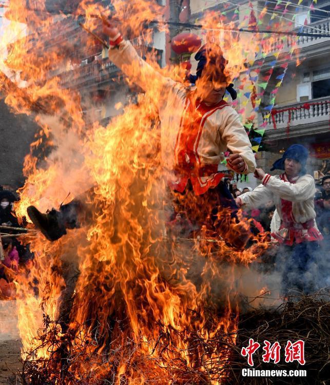 福建莆田“擺棕轎”跳火 寓意生活紅火平安