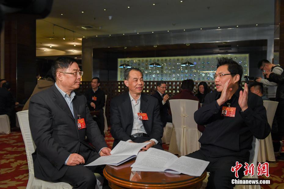 全国政协委员在驻地交流