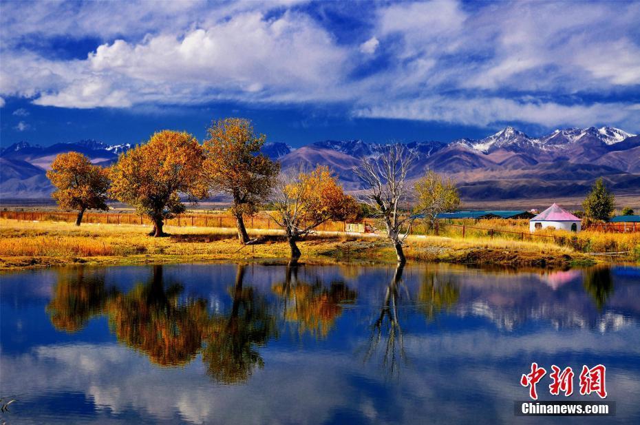 新疆巴州圣洁美景水天一色