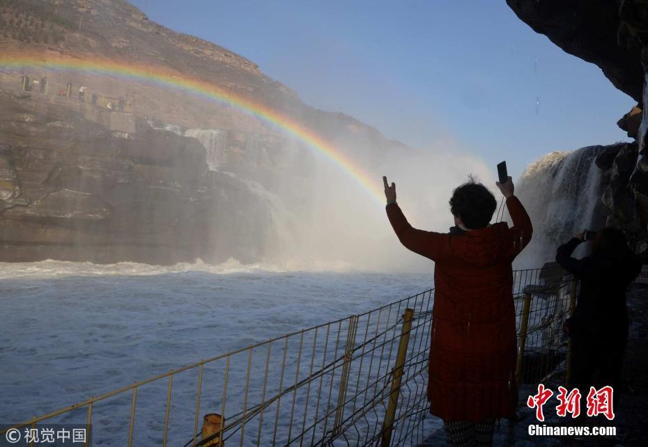 山西臨汾黃河壺口瀑布水浪飛濺 彩虹高掛