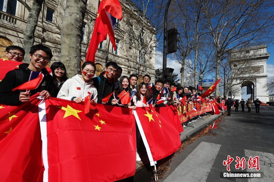 華僑華人和留學(xué)生代表熱烈歡迎習(xí)近平主席訪問法國