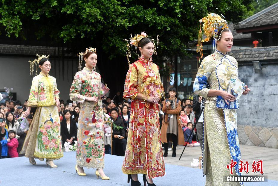 古老坊巷里中外模特演繹鳳冠霞帔