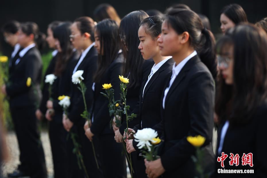 民眾走進侵華日軍南京大屠殺遇難同胞紀念館寄哀思