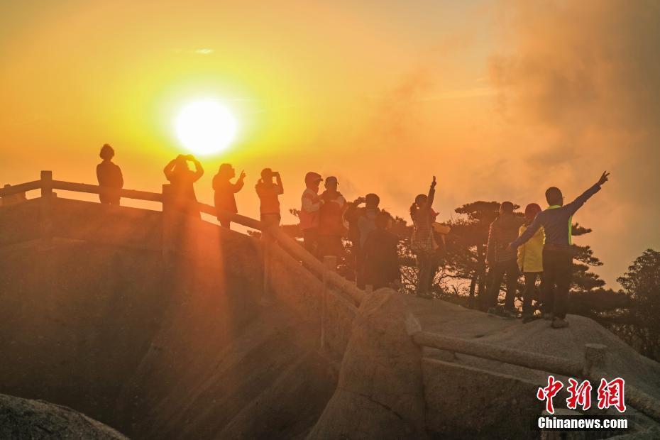 安徽黃山陰雨過(guò)后風(fēng)景更奇絕