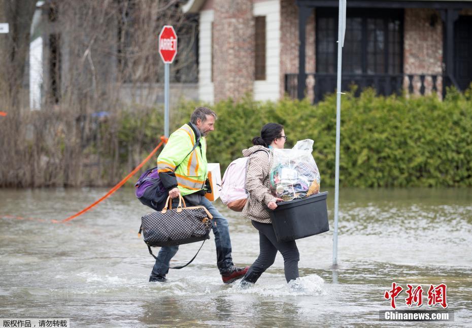 加拿大魁北克洪災(zāi)致街道變汪洋 民眾帶愛(ài)寵劃船撤離