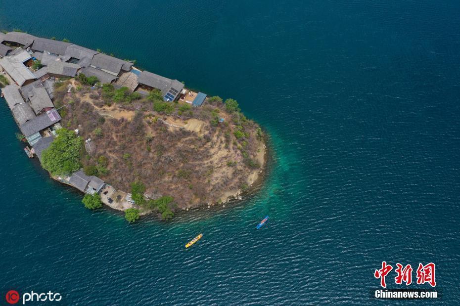 航拍云南瀘沽湖絕美天空之鏡 泛舟其中如遨游瑤池仙境