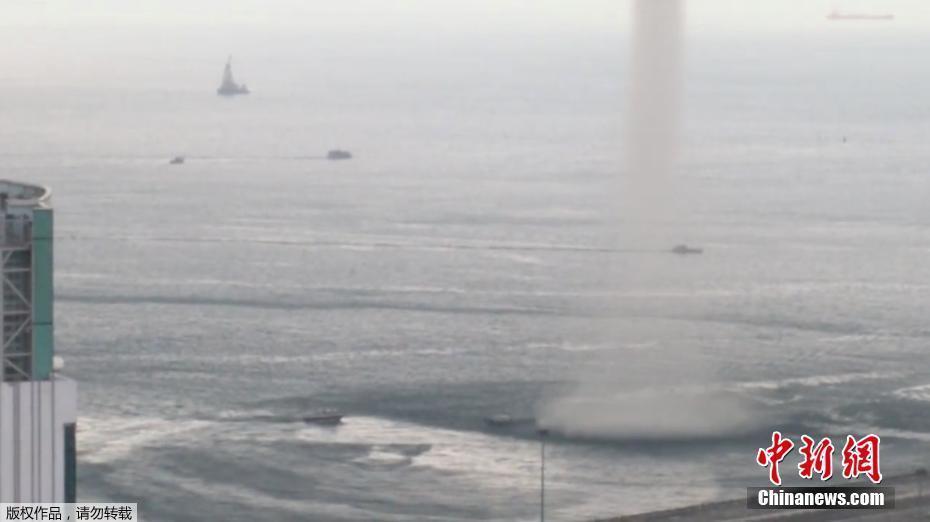 新加坡海域現(xiàn)水龍卷高聳入云