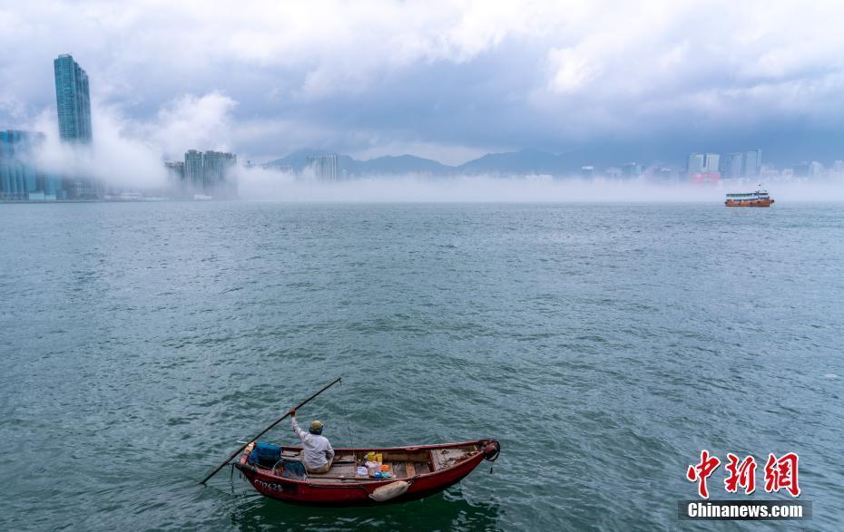 香港維多利亞港現(xiàn)平流霧 宛如“海市蜃樓”
