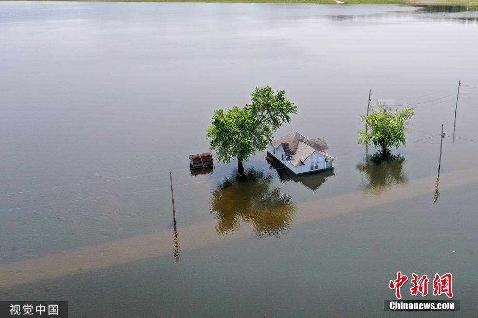 美國中部地區(qū)洪水肆虐 街道變河道民眾劃船出行