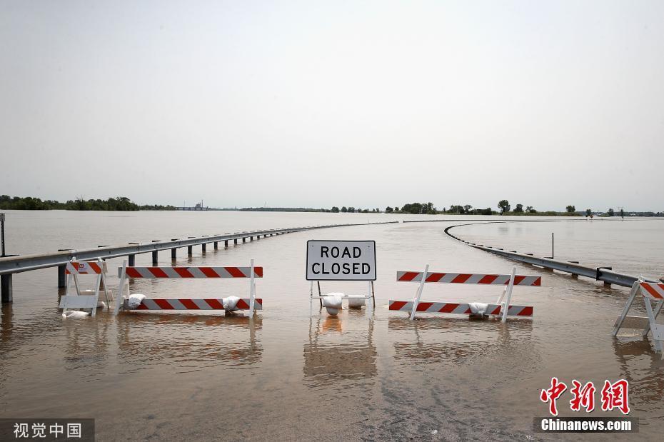 美國中部地區(qū)洪水肆虐 街道變河道民眾劃船出行