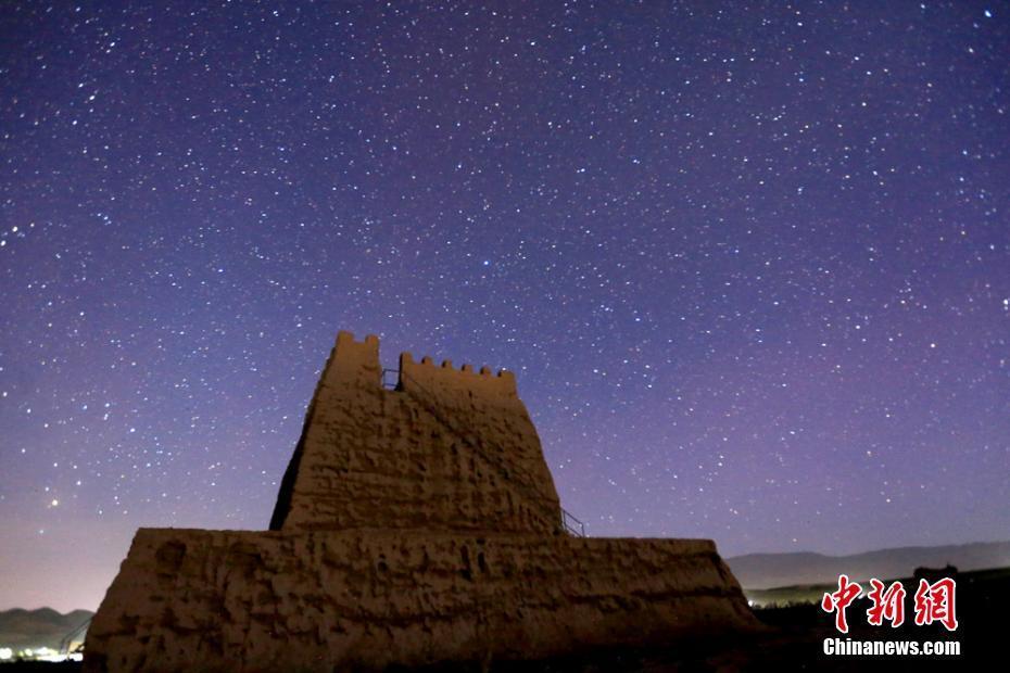 甘肅河西走廊峽口古城夏夜星光燦爛