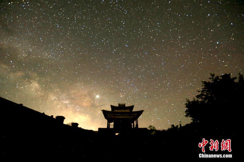 甘肅河西走廊峽口古城夏夜星光燦爛