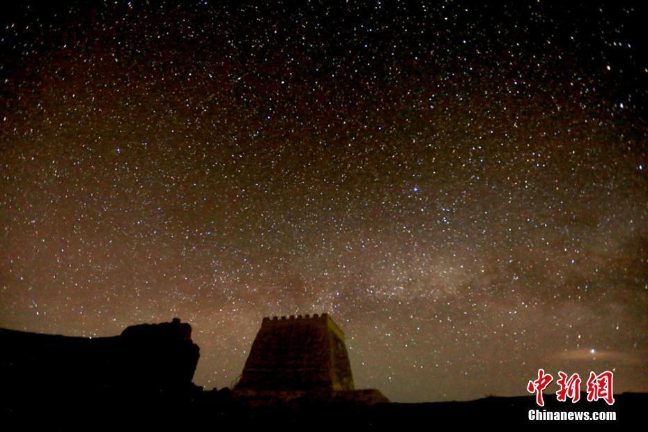 甘肅河西走廊峽口古城夏夜星光燦爛