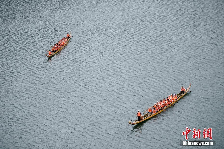 湖南長(zhǎng)沙環(huán)島龍舟賽迎端午