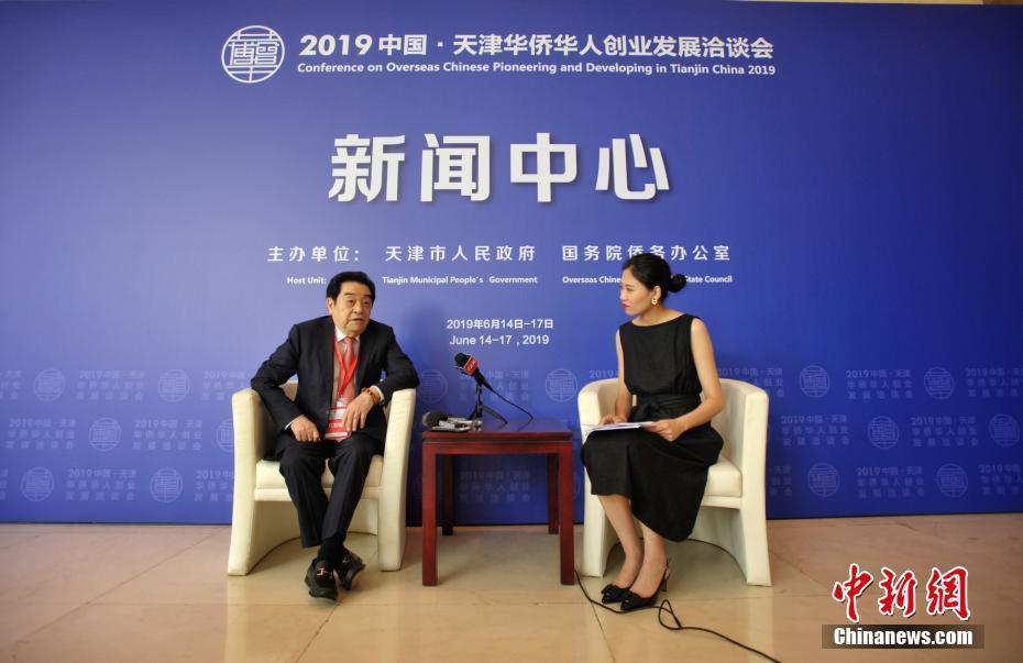 华侨华人嘉宾代表美国世纪发展集团董事长于学文接受采访