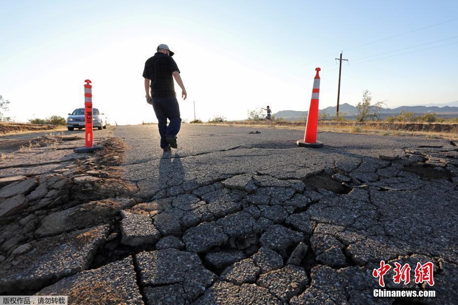 美國加州連續(xù)遭受強震 公路鐵路被震成“波浪線”