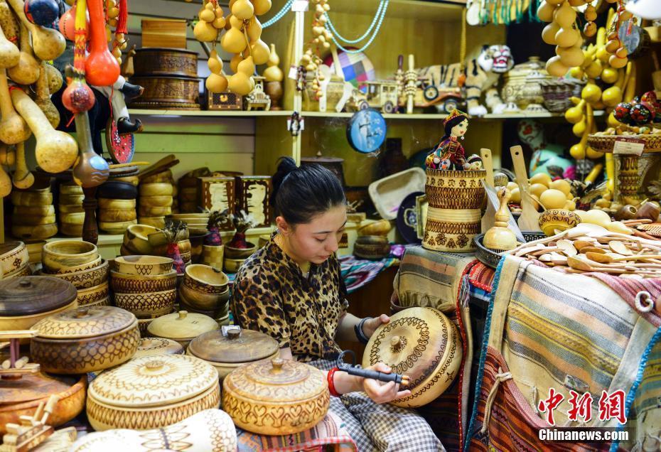 盛夏季節(jié) 新疆迎來旅游旺季