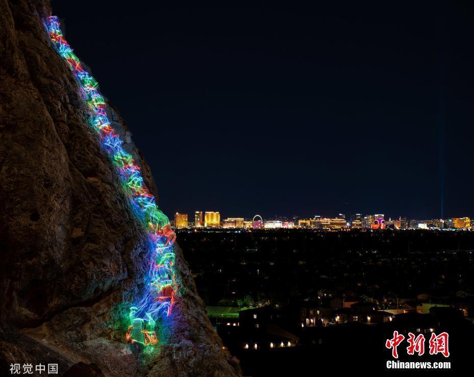 男子戴LED燈登山 借攝影技巧把登山路幻化成彩虹