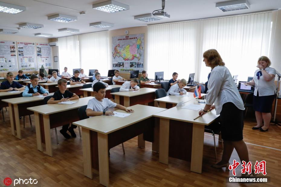 探訪莫斯科蘇沃洛夫少年軍校招生考試 小男孩做引體向上表情超萌