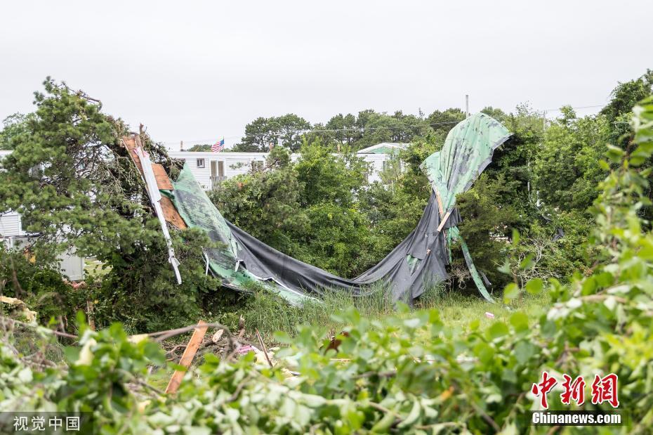 美國(guó)馬塞諸塞州遭龍卷風(fēng)侵襲 一片狼藉