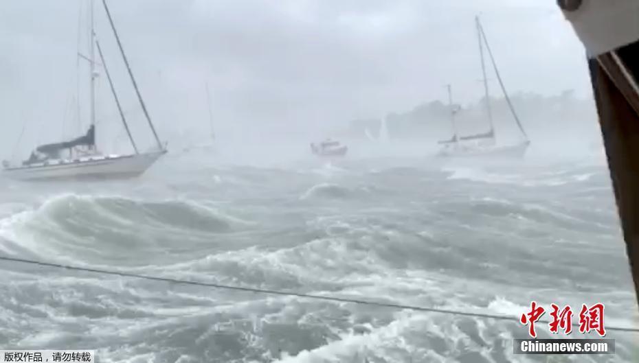 美國馬薩諸塞州遇龍卷風(fēng) 帆船在港口“乘風(fēng)破浪”