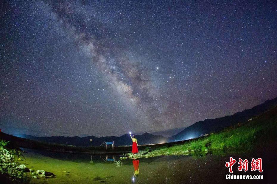 夜拍玉樹草原 銀河璀璨繁星閃耀