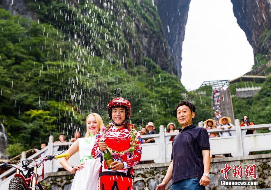 中國極限攀爬摩托車手成功挑戰(zhàn)999級石階“天梯”
