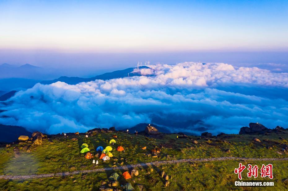 江西玉華山壯美日出云海景觀 吸引游客觀賞