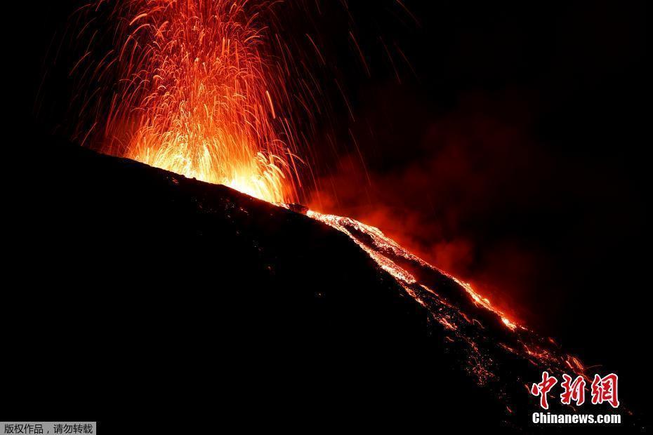 意大利斯特龍博利火山再噴發(fā) 巖漿順勢而下