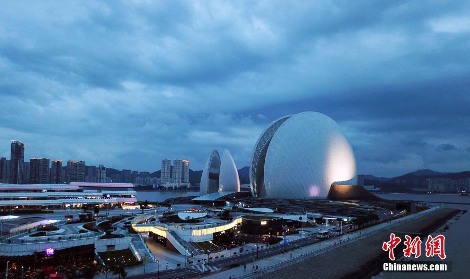 航拍广东珠海大剧院：建在海上的“日月贝”