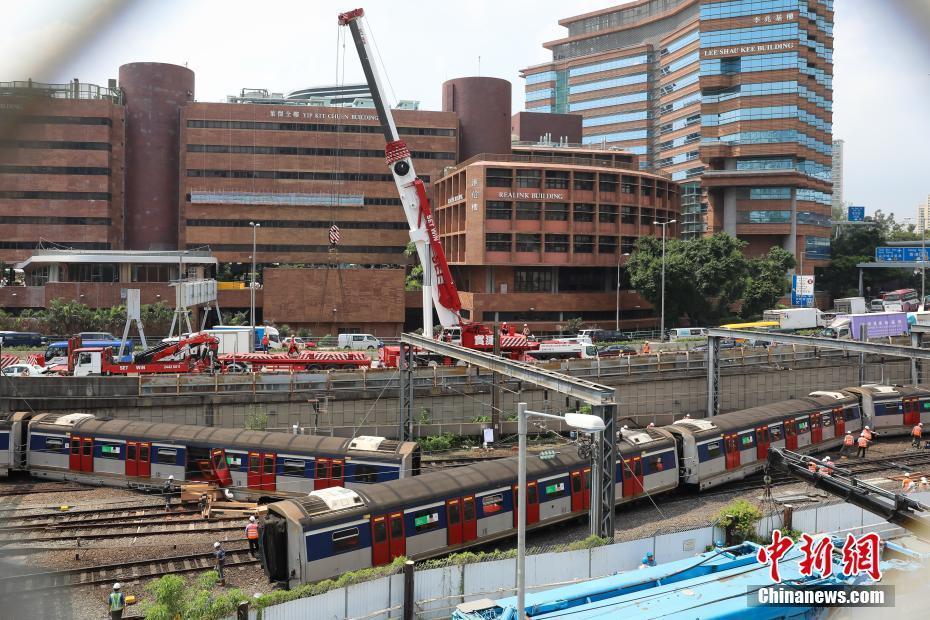 港鐵紅磡站附近發(fā)生列車出軌事故 車廂分離車門跌落