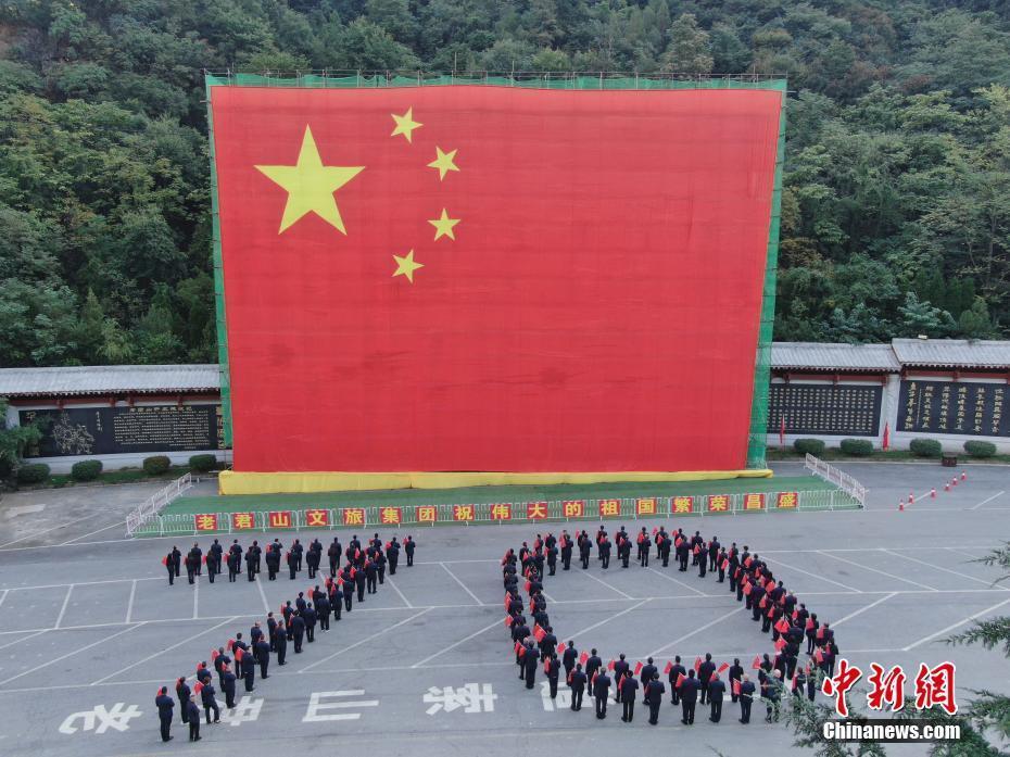 洛陽(yáng)傳遞960平方米國(guó)旗迎新中國(guó)成立70周年