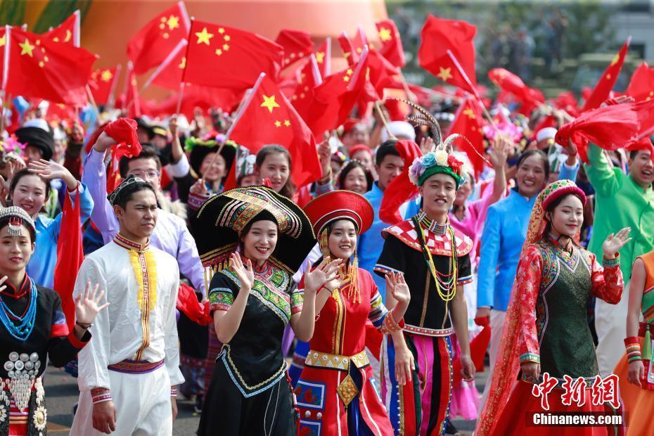 庆祝中华人民共和国成立70周年大会 游行群众经过长安街