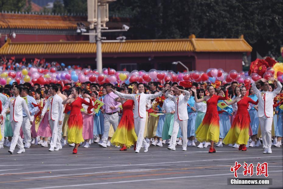 庆祝中华人民共和国成立70周年大会 游行群众经过长安街