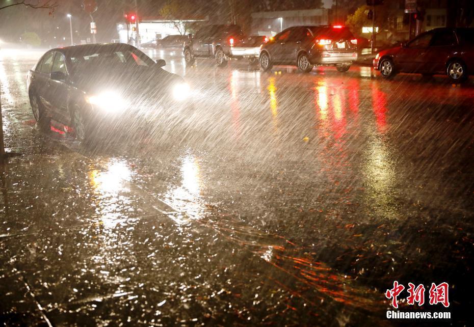 “炸彈氣旋”襲擊美國西部 加州市民暴雨中出行