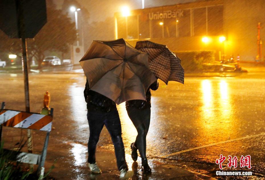 “炸彈氣旋”襲擊美國西部 加州市民暴雨中出行