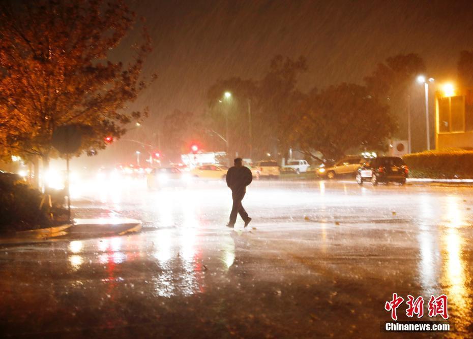 “炸彈氣旋”襲擊美國西部 加州市民暴雨中出行