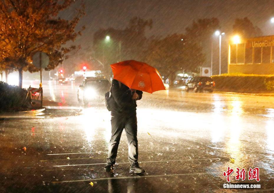 “炸彈氣旋”襲擊美國西部 加州市民暴雨中出行